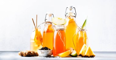 Mayalanmış Kombu Çayı İçkileri. Ev yapımı probiyotik süper yiyecek çayı, keto diyet içecek, tepache, elma şarabı, kvass, zencefilli gazoz. Sağlıklı bir içecek. Boşluğu kopyala