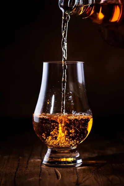 Schottischer Whiskey Ohne Eis Aus Der Flasche Rustikaler Holzhintergrund Kopierraum — Stockfoto