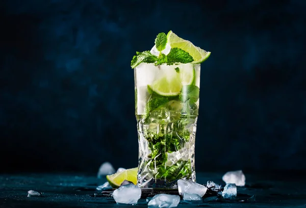 Mojito Koktejl Nebo Moktail Citrónem Mátou Ledem Skle Modrém Pozadí — Stock fotografie