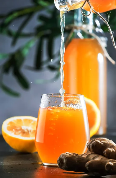 Σπιτική Ζυμωμένη Ωμή Kombucha Τζίντζερ Και Λεμόνι Χύνοντας Γυαλί Ποτό — Φωτογραφία Αρχείου