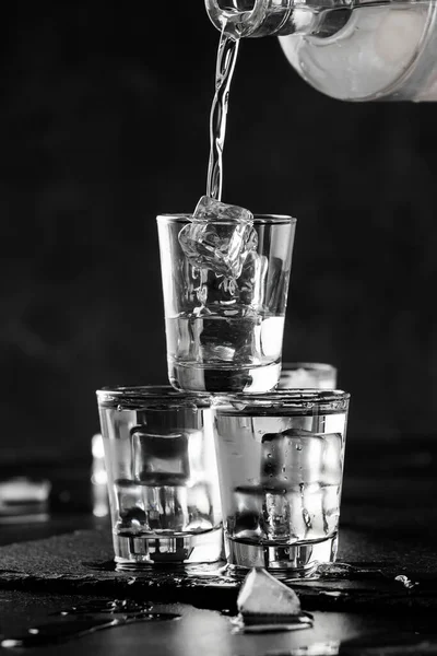 Vodka Shotglas Häller Flaskan Svart Sten Bakgrund Iskall Stark Dryck — Stockfoto