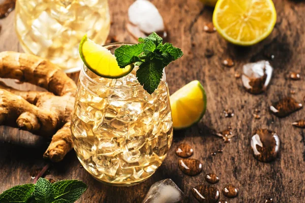 Golden Ginger Ale Beer Cocktail Lime Lemon Mint Glaass Wood — 스톡 사진