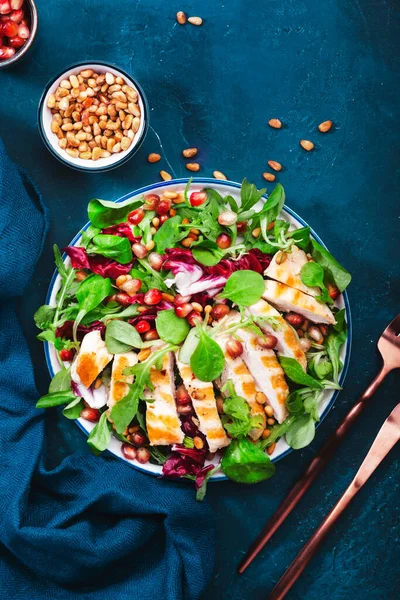 Salada Com Frango Grelhado Espinafre Rúcula Nozes Cedro Sementes Romã — Fotografia de Stock