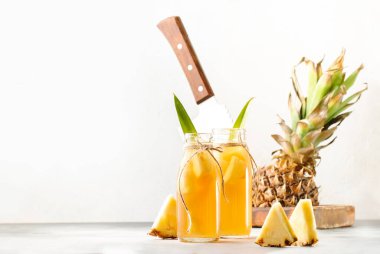 Mayalanmış Ananas Kombucha İçeceği - Tepache. Ev yapımı probiyotik süper yiyecek çayı ve meyve suyu. Sağlıklı bir içecek. Boşluğu kopyala