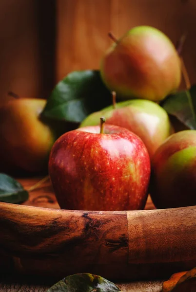 Rot Grüne Herbstäpfel Ernte Auf Historischem Holzgrund — Stockfoto