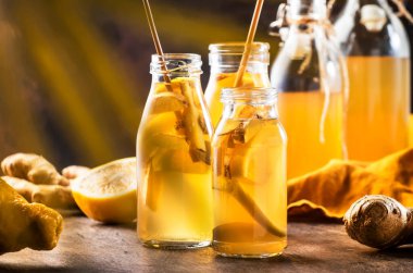 Ev yapımı mayalanmış çiğ kombu çayı. Zencefil ve limonlu. Çay içmeye hazır.