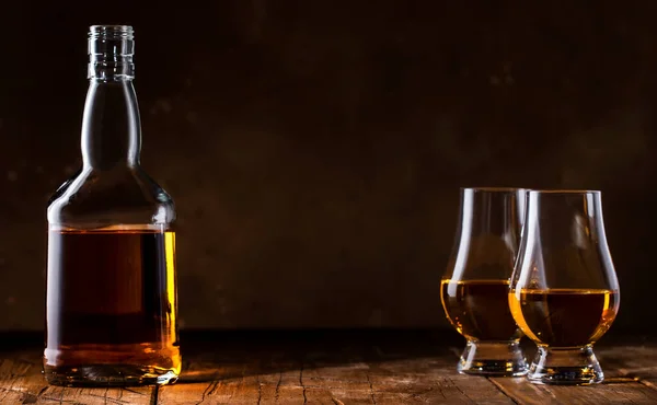 Schottischer Whiskey Ohne Eis Gläsern Und Flaschen Rustikaler Holzhintergrund Copy — Stockfoto