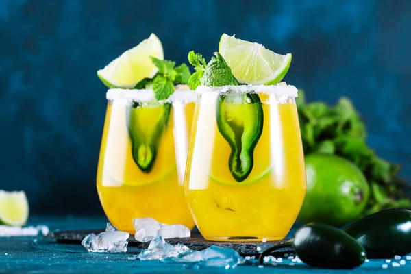 Cóctel Margarita Picante Con Tequila Jugo Mango Chile Jalapeño Lima — Foto de Stock