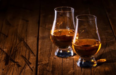 Bardaklarda buzsuz viski, kırsal ahşap arka plan, boşluğu kopyala