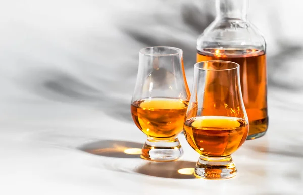 Scotch Whiskey Senza Ghiaccio Bicchieri Bottiglia Sfondo Bianco Con Luce — Foto Stock