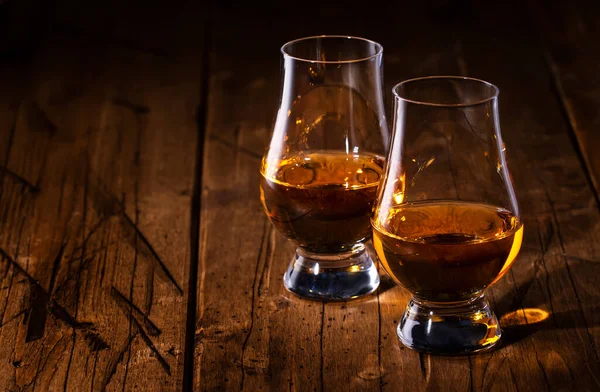 Scotch Whiskey Senza Ghiaccio Bicchieri Fondo Legno Rustico Spazio Copia — Foto Stock