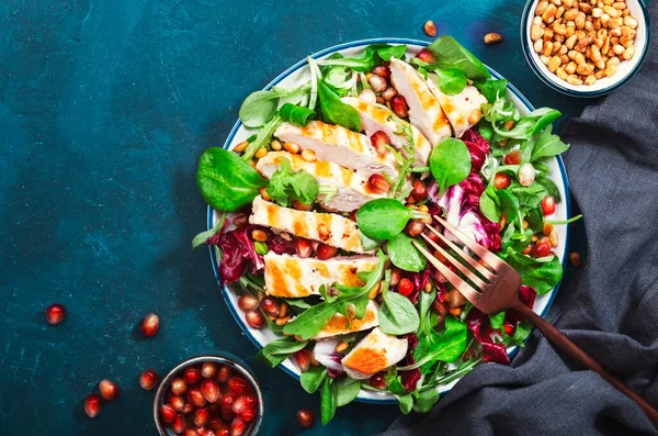 Izgara Tavuk Ispanak Roka Sedir Fıstığı Nar Tohumlu Salata Sağlıklı — Stok fotoğraf