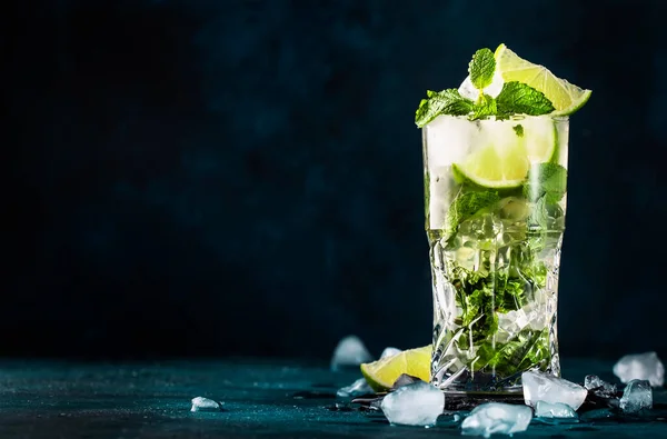 Mojito Cocktail Mocktail Met Limoen Munt Ijs Glas Blauwe Achtergrond — Stockfoto