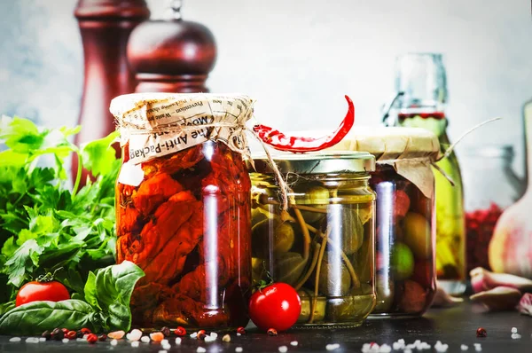 Concepto Comida Enlatada Aperitivos Salsas Italianas Vegetarianas Conserva Fermentadas Escabeche —  Fotos de Stock