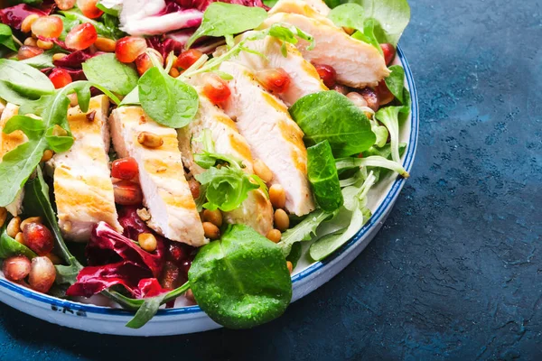 Salada Com Frango Grelhado Espinafre Rúcula Nozes Cedro Sementes Romã — Fotografia de Stock