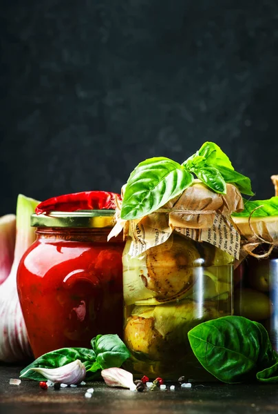 Concepto Comida Enlatada Aperitivos Salsas Italianas Vegetarianas Conserva Fermentadas Escabeche —  Fotos de Stock