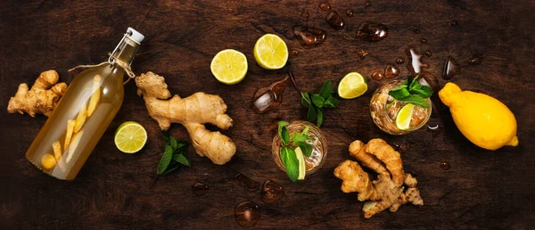 Kireç, limon ve nane aromalı altın zencefilli bira kokteyli ahşap masada, fotokopi alanı olan üst manzara.
