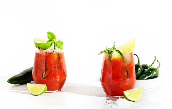 Pittige Alcoholische Cocktail Met Wodka Tomatensap Jalapeno Peper Limoen Zout — Stockfoto