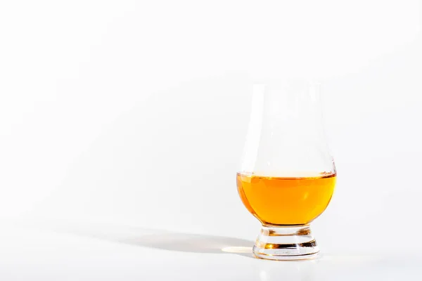 Scotch Whiskey Χωρίς Πάγο Ποτήρι Λευκό Φόντο Αντίγραφο Χώρου — Φωτογραφία Αρχείου