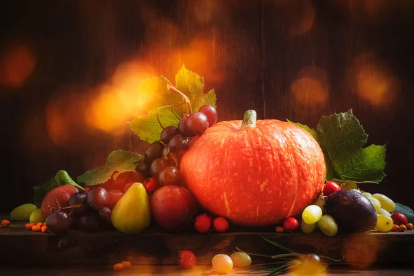 Herfst Achtergrond Oranje Pompoenen Pruimen Vijgen Druiven Meidoorn Meidoorn Vintage — Stockfoto
