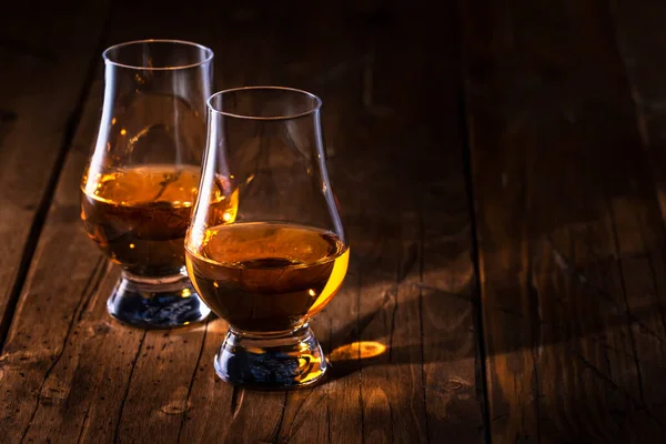 Scotch Whiskey Χωρίς Πάγο Γυαλί Ρουστίκ Φόντο Ξύλο Αντίγραφο Χώρου — Φωτογραφία Αρχείου