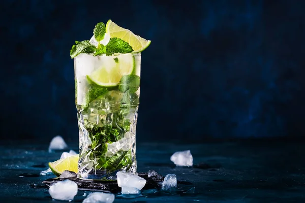 Mojito Cocktail Mocktail Lime Μέντα Και Πάγο Ποτήρι Μπλε Φόντο — Φωτογραφία Αρχείου