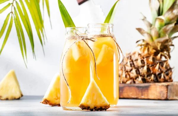 Sfermentowany Ananas Kombucha Drink Tepache Domowej Roboty Probiotyczna Herbata Sokiem — Zdjęcie stockowe