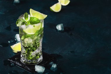 Mojito kokteyli ya da mavi arka planda limon, nane ve buzlu mocktail. Yaz aylarında alkolsüz içecek, içecek ve kokteyl. Boşluğu kopyala