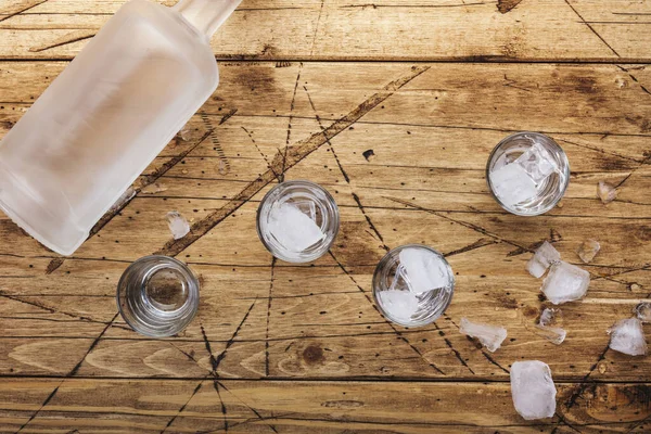 Vodka Sklenicích Dřevěném Pozadí Ledově Silný Nápoj Mlžném Skle Horní — Stock fotografie