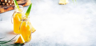 Mayalanmış Ananas Kombucha İçeceği - Tepache. Ev yapımı probiyotik süper yiyecek çayı ve meyve suyu. Sağlıklı bir içecek. Boşluk afişini kopyala 