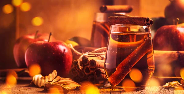 Твердый Яблочный Сидр Готов Выпивке Коктейль Корицей Старинный Деревянный Фон — стоковое фото