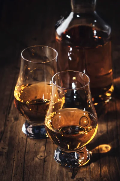 Scotch Whiskey Χωρίς Πάγο Ποτήρια Και Μπουκάλι Ρουστίκ Φόντο Ξύλο — Φωτογραφία Αρχείου