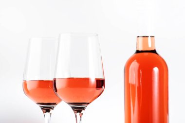 Beyaz masadaki kırmızı şarap kadehi. Rosado, rosato ya da şarap tadımı, bar konsepti. Boşluğu Kopyala