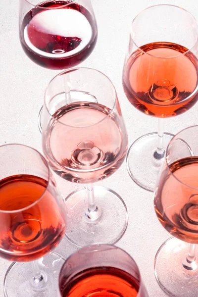 Rosenweingläser Auf Weinprobe Degustation Verschiedener Sorten Farben Und Schattierungen Des — Stockfoto