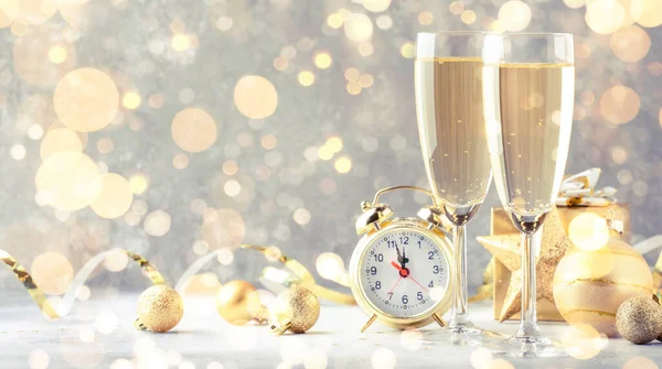 Zwei Sektgläser Und Weihnachtsdekoration Über Grauem Goldenem Bokeh Hintergrund Frohes — Stockfoto