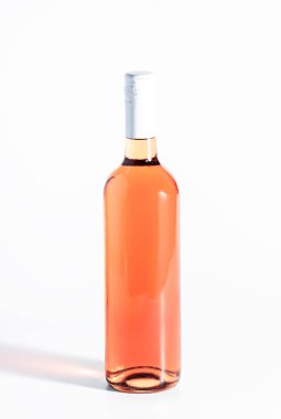 Beyaz masada gül şarabı şişesi. Rosado, rosato ya da şarap tadımı, bar konsepti. Boşluğu Kopyala