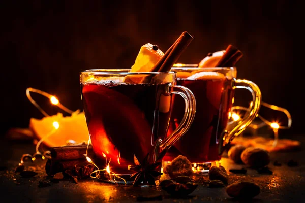 Natal Mulled Vinho Tinto Com Especiarias Frutas Mesa Rústica Madeira — Fotografia de Stock