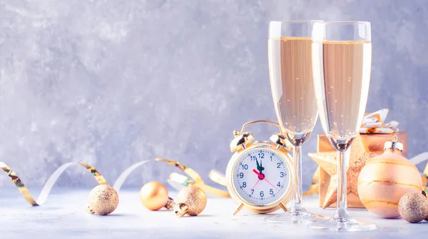 Dois Copos Champanhe Decoração Natal Sobre Fundo Bokeh Dourado Cinza — Fotografia de Stock