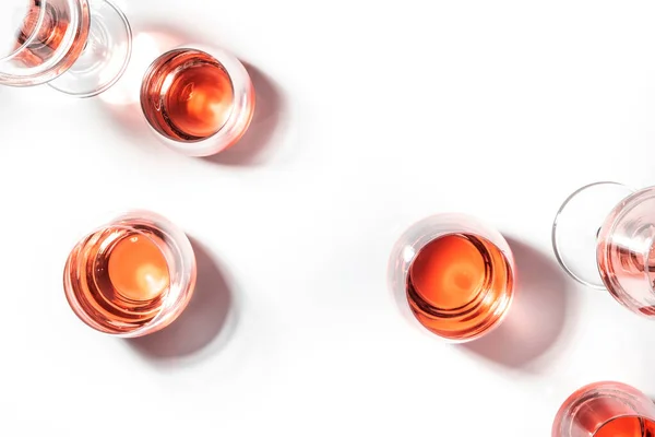 Rosenweingläser Bei Der Weinprobe Degustation Verschiedener Sorten Von Rosa Wein — Stockfoto