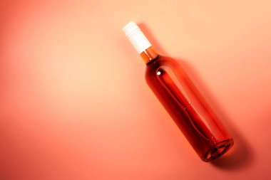 Pembe fırında gül şarabı şişesi. Rosado, rosato ya da şarap tadımı, bar konsepti. Boşluğu kopyala, üst görünüm