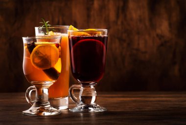 Sonbahar ya da kış mevsimlik sıcak alkollü kokteyller - sıcak şarap, glogg, grog, eggnog, sıcak zencefilli gazoz, sıcak tereyağlı rom, punç, ahşap arka planda sıcak elma şarabı, kopyalama alanı