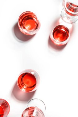 Şarap tadımında kırmızı şarap bardakları. Kırmızı şarap konseptinin farklı çeşitleri. Beyaz arkaplan, üst görünüm, sert ışık 