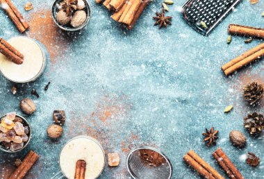 Eggnog sıcak kışı ya da sonbahar kokteyl içecekleri sütlü, yumurtalı ve koyu romlu, tarçın ve kar altında cam bardaklarda hindistan cevizi serpiştirilmiş. Noel sofrası