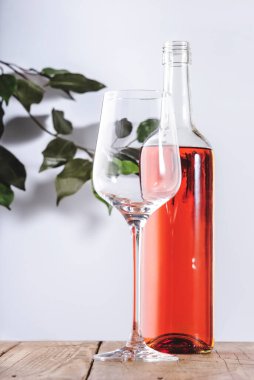 Beyaz masadaki kırmızı şarap kadehi. Rosado, rosato ya da şarap tadımı, bar konsepti. Boşluğu Kopyala