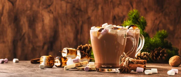 Varm Kakao Eller Chokladdryck Med Marshmallows Glasmugg Och Vinterdekoration Träbord — Stockfoto