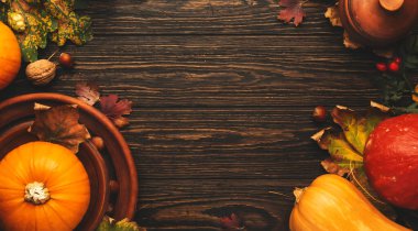 Şükran Günü konsepti. Düşen yapraklar ve eski ahşap masa üzerindeki eski masa meyvelerinin sonbahar arkaplanı.