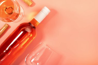 Pembe fırında şişeli gül şarabı kadehi. Rosado, rosato ya da şarap tadımı, bar konsepti. Boşluğu kopyala, üst görünüm