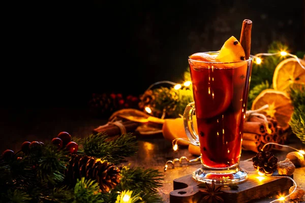 Noel Baharatlı Kırmızı Şarap Ahşap Kırsal Masada Uzun Bardakta Meyveler — Stok fotoğraf