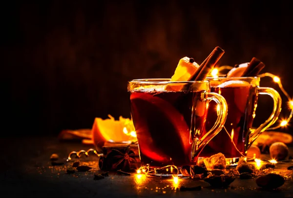 Natal Mulled Vinho Tinto Com Especiarias Frutas Mesa Rústica Madeira — Fotografia de Stock