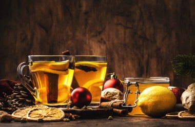 Zencefil, bal ve limonla siyah kış çayını iyileştiriyorum. Bağışıklık güçlendirici cam bardaklarda, kırsal ahşap masa zemininde fotokopi alanı olan içecekler.